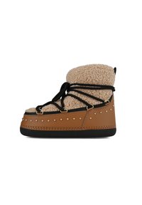 Bota marrón con cordones, con un cuello de pelo sintético beige, acentos de tachuelas y una suela de goma negra, presentando un cordaje decorativo y accesorios dorados.
