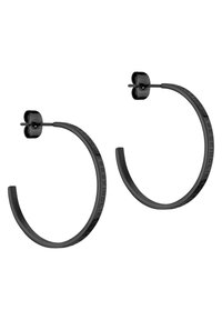 Schwarze Creolen mit einer eleganten, glatten Oberfläche, die eine kreisförmige Form und dezente eingravierte Details aufweisen. Die Verschlüsse sind im traditionellen Stil.