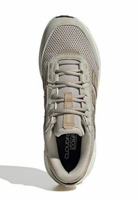 Sneaker beige chiaro con tomaia in mesh e dettagli in suede, punta rotonda, lacci testurizzati e collarino imbottito, con marchio "CLOUDFOAM" all'interno.