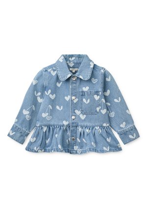 Veste en denim avec délavage bleu clair, motifs de cœur blanc et de cerise, col, manches longues, poche avant et ourlet à volants. Fermeture par boutons.