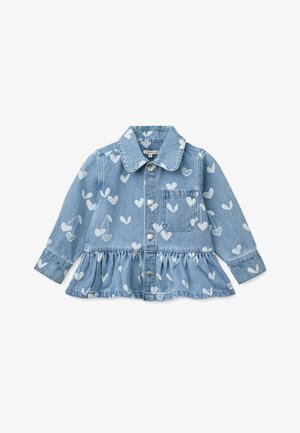 Džínová bunda s světle modrým efektem, bílými vzory srdcí a třešní, límcem, dlouhými rukávy, přední kapsou a volánkovým lemem. Zapínání na knoflíky.