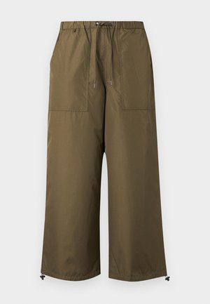 Oliivirohelised laiade jalgadega püksid elastse vöökoha, nöörkinnituse, suurte esiosi taskute ja reguleeritavate ääretega, mille küljes on klambrid.