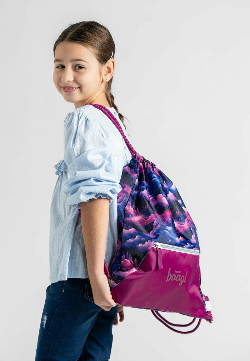 Zaino con cordoncino caratterizzato da un motivo a nuvole viola e blu, realizzato in tessuto leggero. Presenta una tasca anteriore con zip e dettagli rosa.