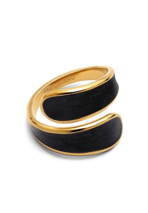 Anillo abierto de espiral dorado con incrustaciones de esmalte negro y la palabra "SINGULARU" grabada en el interior de la banda, sobre un fondo blanco.