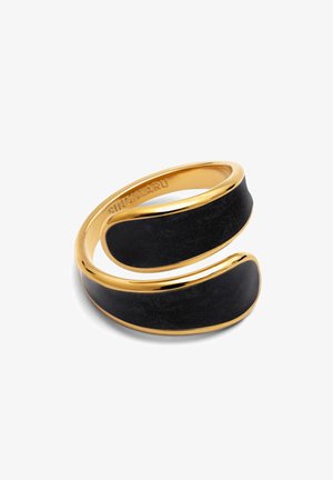 Anillo abierto de espiral dorado con incrustaciones de esmalte negro y la palabra "SINGULARU" grabada en el interior de la banda, sobre un fondo blanco.
