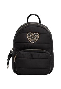 Mochila negra acolchada con forma redondeada, herrajes dorados, bolsillo frontal y un logo en forma de corazón que dice "Love Moschino" con acentos metálicos.
