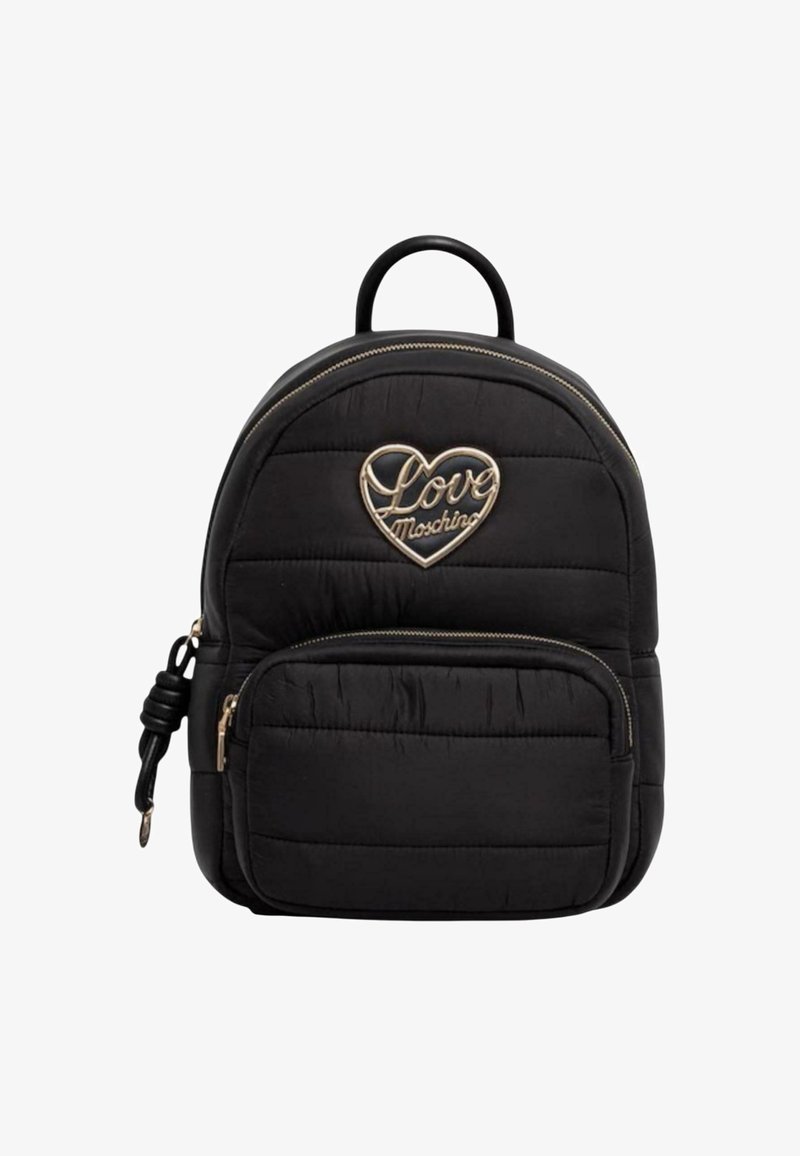 Mochila negra acolchada con forma redondeada, herrajes dorados, bolsillo frontal y un logo en forma de corazón que dice "Love Moschino" con acentos metálicos.