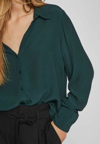 VILA V AUSSCHNITT - Blusa - ponderosa pine
