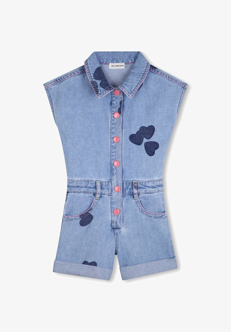 Combinaison en denim bleu clair avec manches courtes, boutons roses et patchs en forme de cœur bleu marine. Présente des ourlets retroussés et des surpiqûres contrastées.