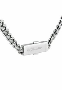 Bracciale a catena d'argento con maglie intrecciate e chiusura lucida con incisione "Aston Martin", caratterizzato da una finitura metallica lucida.