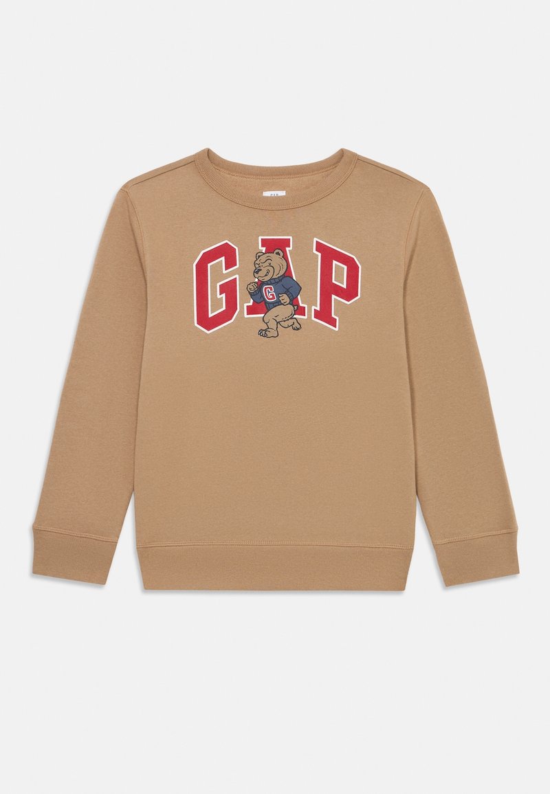 Sweat-shirt à manches longues de couleur tan avec les lettres rouges "GAP" et un ours dessin animé portant un pull marine avec un "G" rouge au centre.
