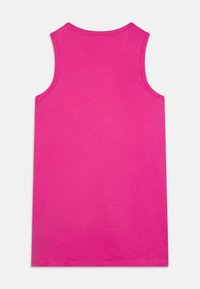 Haut sans manches ajusté en rose vif, fabriqué en coton doux ; texture lisse avec encolure arrondie et bords cousus, sans motifs ni accents.