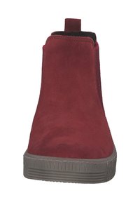 Bottines en daim bordeaux avec une semelle en caoutchouc texturé et un tirant. Fini lisse avec des panneaux latéraux élastiques pour un enfilage facile.