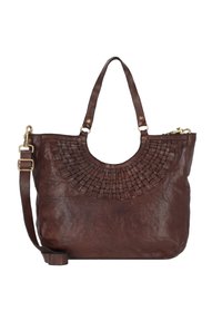 Bruine leren tote bag met een geweven ontwerp aan de bovenkant, voorzien van een gebogen handvat en een verstelbare schouderband. Gouden hardware accenten.