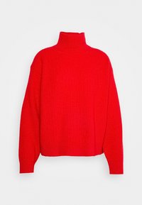 Pull en tricot côtelé rouge à col roulé avec manches longues bouffantes et coupe décontractée sur fond blanc uni.