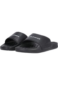 Zwarte slide sandalen met een brede, gevoerde band. De zool heeft een gestructureerd patroon voor grip. Logo op de band weergegeven. Gemaakt van synthetisch materiaal.