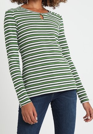 Top a maniche lunghe a righe verdi e bianche, con scollo rotondo e dettaglio a chiave, texture a coste e design aderente.