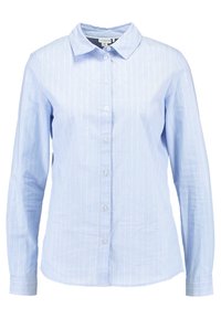 Camisa de botones azul claro con mangas largas, cuello estándar y rayas verticales blancas. Fabricada con una tela suave y un ligero brillo.