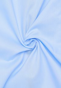 Tessuto blu chiaro, texture liscia, che mostra una leggera lucentezza. Il materiale appare leggero, con un motivo di trama uniforme e coerente.
