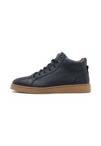 Baskets montantes en cuir bleu foncé pour hommes avec semelle marron, à lacets sur le devant et cheville rembourrée, présentées en profil latéral sur fond blanc.