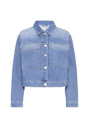 Veste en denim courte bleu clair, avec une fermeture à boutons sur le devant, deux poches poitrine et un col classique avec des détails de coutures.