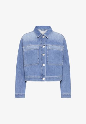 Veste en denim courte bleu clair, avec une fermeture à boutons sur le devant, deux poches poitrine et un col classique avec des détails de coutures.