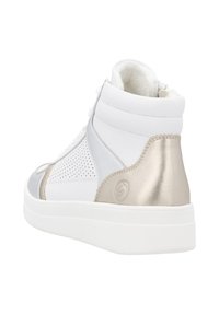 Baskets montantes en cuir blanc, avec des accents argent métallisé et des panneaux perforés. Elles possèdent une semelle blanche et un col rembourré pour le confort.
