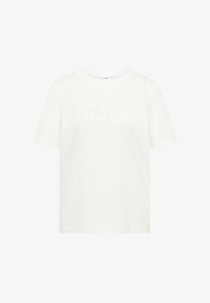 Hvid kortærmet T-shirt med rund hals og svag prægning af teksten "Follow Change Dance" på forsiden.