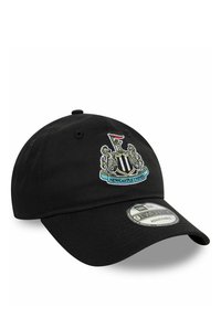 Zwarte verstelbare pet met het embleem van Newcastle United, voorzien van geborduurde details en een gestructureerde klep. De textuur van de stof lijkt soepel.