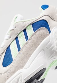 adidas Originals YUNG-1 - Baskets basses - footwear white/gloe green/collegiate royal