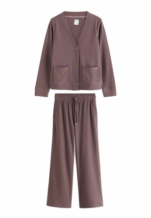 Maulbeerfarbener Strickcardigan mit Knöpfen und Vorderentaschen, kombiniert mit passenden, weiten Hosen mit Kordelzug.