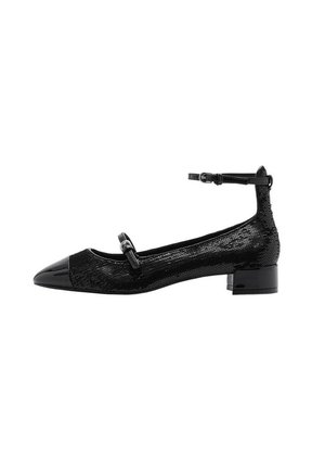 Zapato negro de tacón bajo con puntera de charol puntiaguda, cuerpo con lentejuelas, correa en el tobillo y correa Mary Jane sobre el empeine.