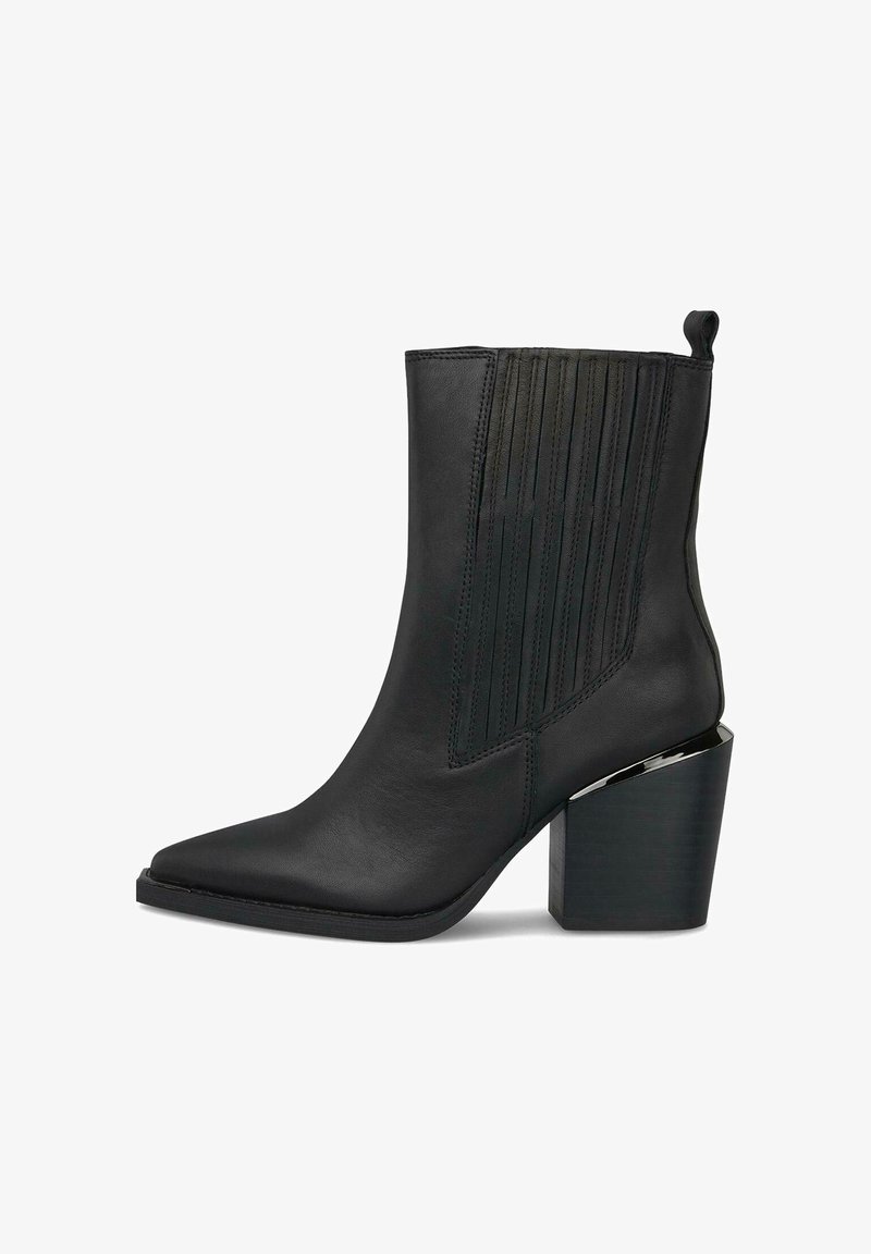 Bottine en cuir noir avec un nez pointu, des détails de couture verticale et un talon carré brillant. Dispose d'une languette à l'arrière pour une mise enfilage facile.