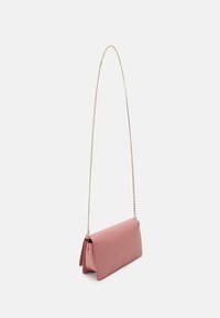 Borsa a tracolla in finto cuoio rosa con una forma strutturata, caratterizzata da una tracolla in catena dorata e una superficie liscia. Chiusura non visibile.