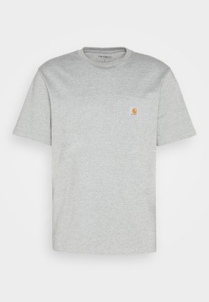 Grijze katoenen t-shirt met korte mouwen en een ronde hals. Bevat een linker borstzak en een klein merklogo in oranje op de zak.