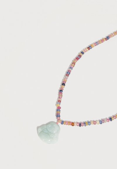 Πολύχρωμο κολιέ με χάντρες και φωτεινό γαλάζιο σκαλιστό μενταγιόν Βούδα από νεφρίτη σε λευκό φόντο.