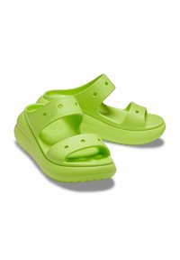 Zielone gumowe sandały z dwoma regulowanymi paskami, licznymi otworami wentylacyjnymi, grubą, teksturowaną podeszwą i zaokrąglonym kształtem.