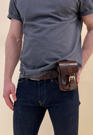 Gusti Leder GAREN - Heuptas - nussbaum