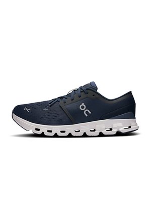 Chaussures de course navy avec tige en mesh, fermeture à lacets et semelle Cloudtec blanche avec découpes. Logo iconique sur le côté.