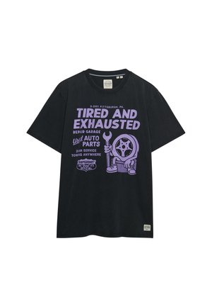 Schwarzes Baumwoll-T-Shirt mit einem lila Grafikdruck, der Text und eine Cartoonfigur zeigt, die einen Schraubenschlüssel hält. Kurze Ärmel und Rundhalsausschnitt.