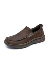 Scarpa slip-on in pelle marrone con cucitura, colletto imbottito e suola testurizzata. Presenta un logo sul lato e una soletta ammortizzata.