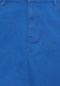 Modré džíny s hladkou texturou, klasickým pětidokový designem a kontrastním šitím podél švů.