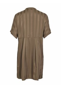 Robe à manches courtes, couleur marron, en tissu lisse avec des rayures verticales et un dos plissé, dotée d'un col modeste.