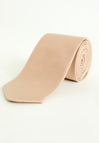 Cravat roz deschis dintr-un material neted, cu un model texturat în dungi și cu un capăt ascuțit. Rulată frumos pentru expunere.