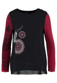 Maglietta a maniche lunghe nera con maniche rosse, caratterizzata da grafiche bianche e bordeaux. Il materiale appare morbido, con una vestibilità rilassata.