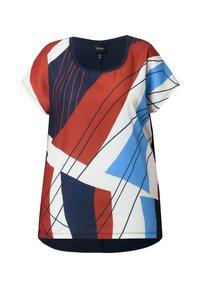 Top de manga corta multicolor con un patrón geométrico que presenta elementos en rojo, azul y azul marino sobre un fondo blanco. Textura de tela suave.