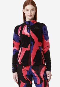 Giacca in fleece con colletto alto, caratterizzata da una base nera e modelli astratti in rosso, viola e blu. Include tasche frontali con zip.