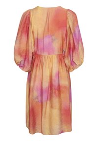 Abito a maniche corte in tessuto leggero, caratterizzato da una combinazione di tonalità di rosa, arancione e giallo, con vita plissettata e maniche voluminose.