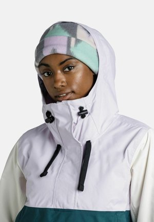 Chaqueta con capucha color púrpura claro con detalles en verde oscuro y crema. Cuenta con cordones ajustables y una banda para la cabeza de forro polar suave y estampada.