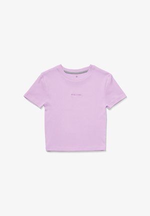 T-shirt lilas à manches courtes en coton doux. Présente un col ras du cou et un petit logo brodé à l'avant, avec des détails rayés à l'intérieur du col.